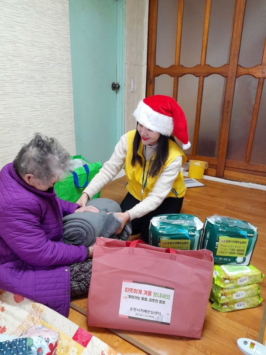3 순천시치매안심센터는 치매 어르신이 따뜻한 겨울을 보내실 수 있도록 포근한 이불을 전달하며 안부를 살피고 있다.jpg