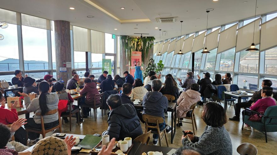 1-3.보성군 차문화시설, 2025년 운영 실적 뚜렷한 성장_봇재 그린다향에서 이용객들을 위한 작은 음악회가 열리고 있다.jpg