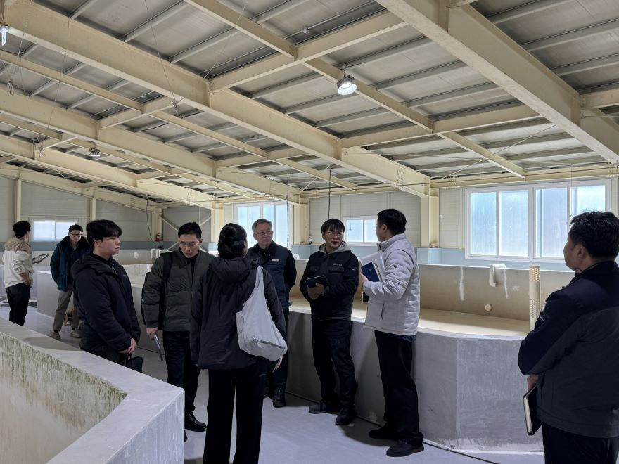 2. 고흥군, 스마트수산업 혁신 선도지구 선정 이후 현장 중심 신속 행보 (2) - 금산면 금장마을 순환여과식 육상 양식장 방문.jpg
