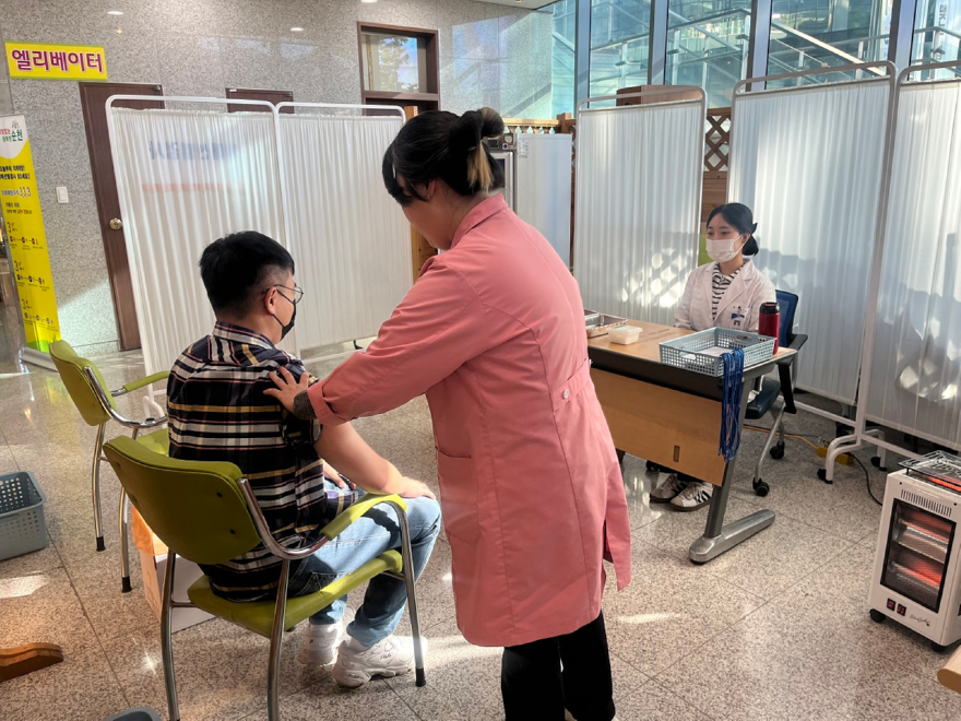 1 시민들이 순천시보건소에서 대상포진 예방접종 지원 서비스를 받고 있다.jpeg