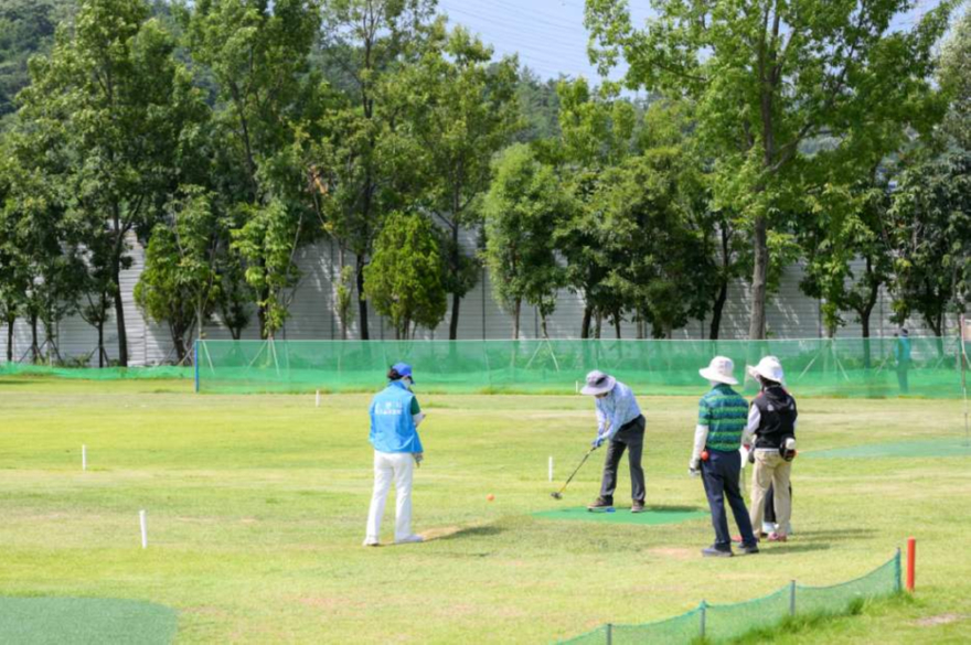 1 시민들이 순천시 해룡 파크골프장에서 파크골프를 즐기고 있다 (2).jpeg
