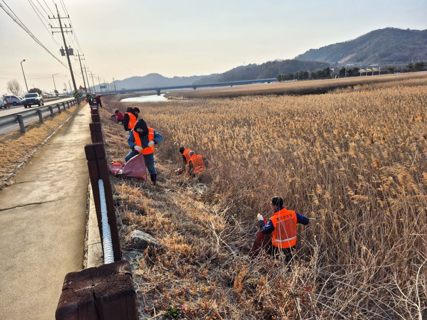 5-1. 사회단체 회원들과 벌교읍 직원들이 벌교천변에서 쓰레기를 수거하고 있다..jpg