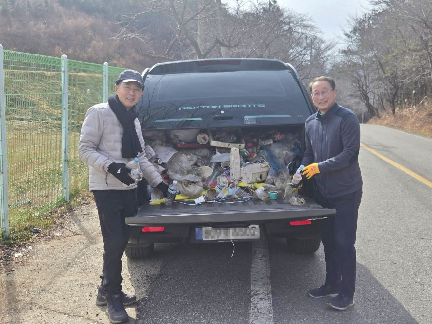 2-1. 임윤모 겸백면장이 명절 기간 고향을 찾는 귀성객과 주민들을 위해 주요 도로변과 생활권 주변을 돌며 쓰레기를 수거했다(좌_김철우 보성군수,우_임윤모 겸백면장).jpg