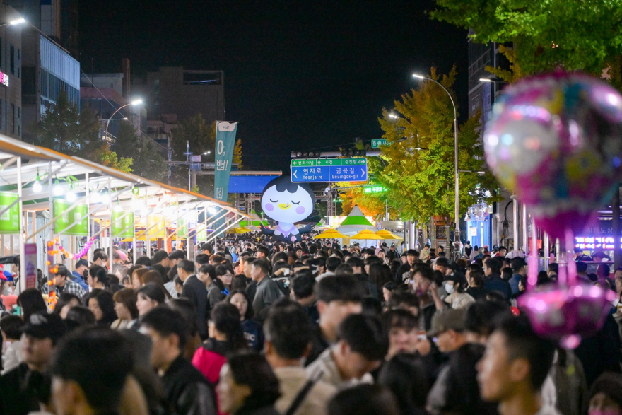 원도심 중앙로를 가득 메운 시민과 관람객들이 ‘2025 순천 푸드앤아트페스티벌’을 즐기고 있다.jpg