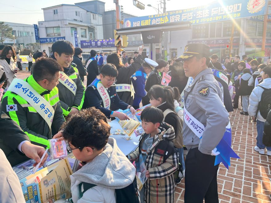 3-1.10일 새 학기를 맞아 보성군청 사거리와 보성초등학교 일원에서 유관기관 합동 아동학대 예방 캠페인을 했다.JPG