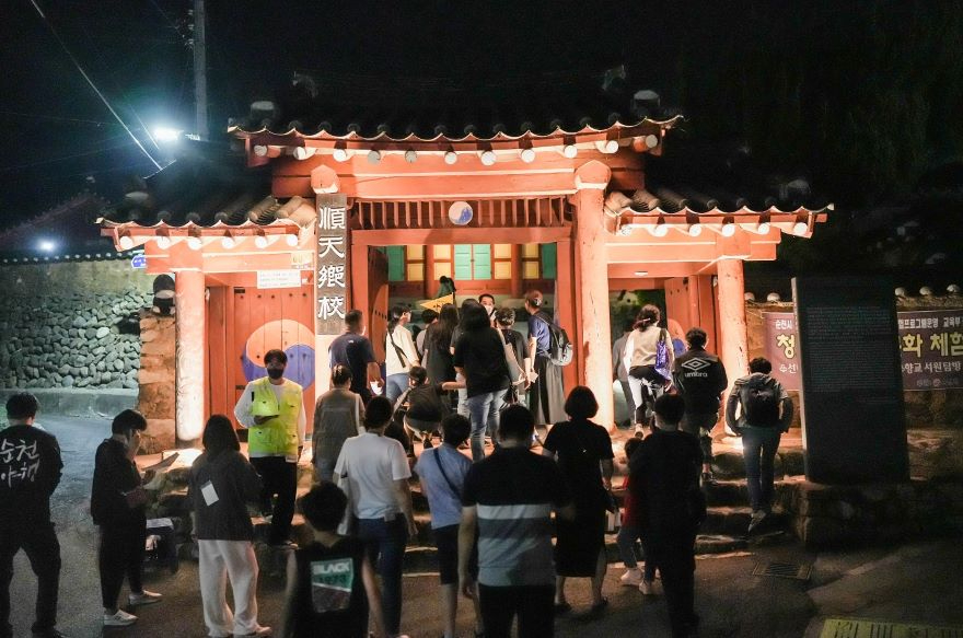 1.(기획보도)지난 문화재야행 프로그램에서 순천향교 대해 설명을 듣고 있는 야행 참여자들.jpg