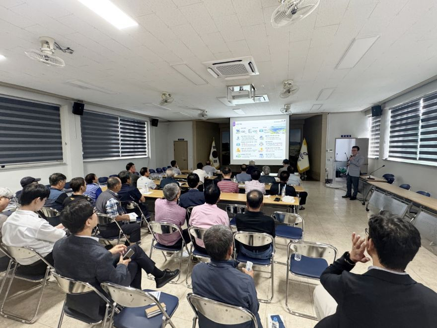 1. 1. 고흥군, 고흥 5GW·여수 5GW 연계해 10GW 재생에너지 시대 선도 (1) 지난 9월  열린 재생에너지 이익공유 모델 개발 및 송전선로 구축을 위한 군민 대통합 설명회.jpg