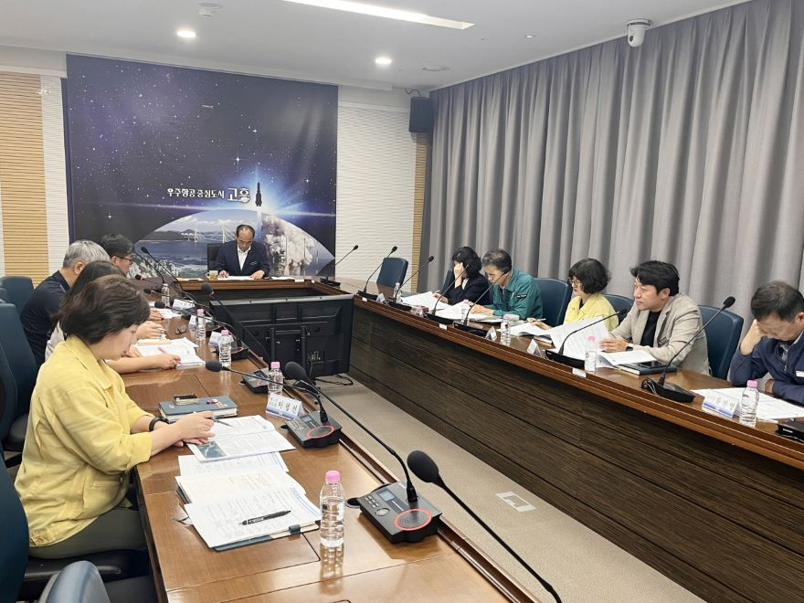 1. 고흥군, 누리호 5차 발사 대비 안전 및 지원 총괄 보고회 개최 - 양국진 고흥군 부군수가 주재한 가운데 누리호 5차 발사 대비 안전 및 지원대책을 논의하고 있다.jpg
