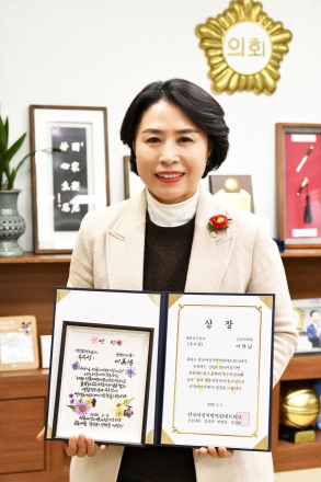 순천시의회 이복남 의원,  ‘2026 풀뿌리 우수의정’ 생활정치 분야 우수상 수상... “맨발걷기, 치유와 공동체 회복의 길 되다”