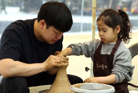 포토-강진청자축제 물레성형 “재밌어요”